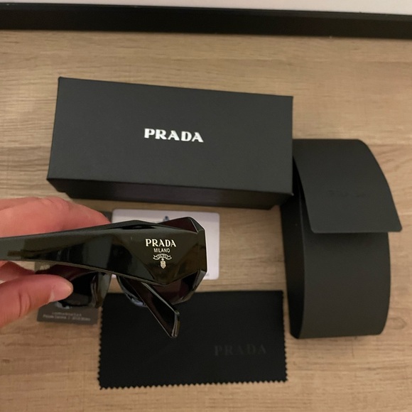 Prada sunglasses - Picture 3 of 6